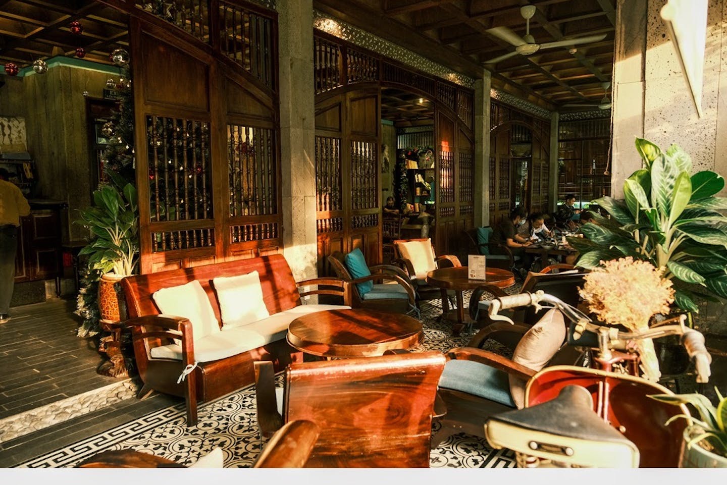 The outside space of the Cà Phê Cô Ba Đồng Khởi coffee shop