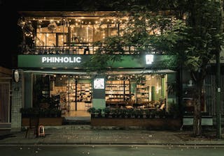 Khung cảnh bên ngoài thơ mộng của quán cà phê PhinHolic